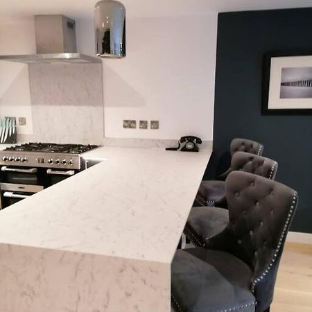 New Town House With *Free Allocated Parking* Apartment Brighton Bagian luar foto