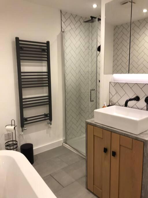 New Town House With *Free Allocated Parking* Apartment Brighton Bagian luar foto