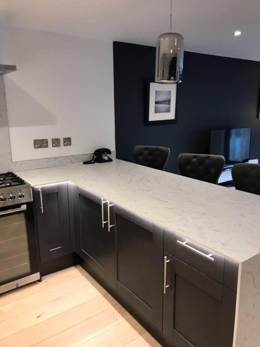 New Town House With *Free Allocated Parking* Apartment Brighton Bagian luar foto