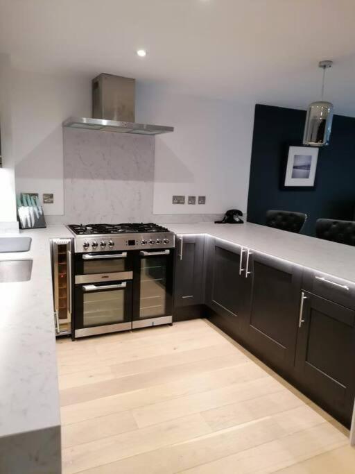 New Town House With *Free Allocated Parking* Apartment Brighton Bagian luar foto