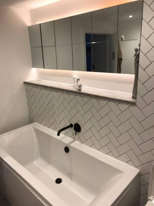New Town House With *Free Allocated Parking* Apartment Brighton Bagian luar foto